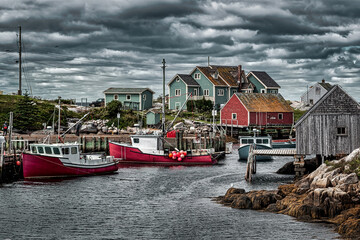 Obraz premium Fishing village of Peggy’s Cove under dramatic cloudy sky