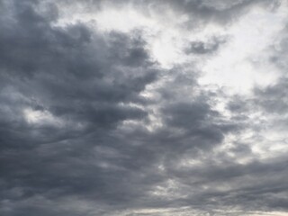 Obraz premium Dramatic dark storm clouds fill the sky, creating a moody and heavy overcast atmosphere. This textured gray cloudscape captures a pre-storm weather scene, perfect for dramatic nature backgrounds
