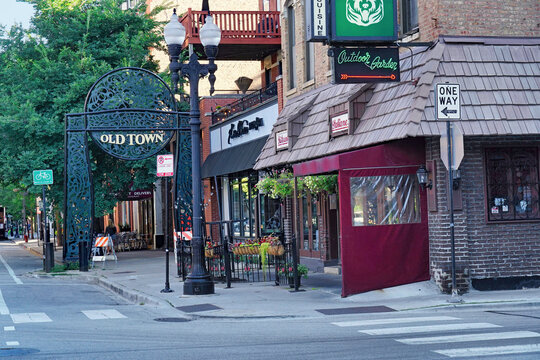 street with restaurants in Old Town neighborhood of Chicago