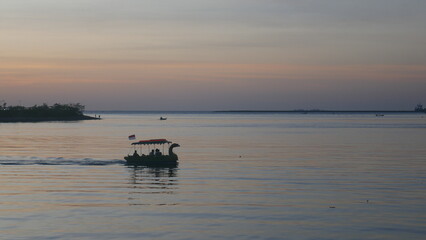 Obraz premium This is the picture of a boat taken during a sunset.