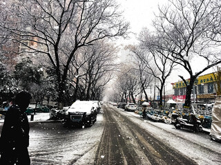 Obraz premium Heavy snowfall in a modern urban residential area