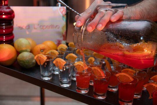 Manos preparando tragos en copas peque&ntilde;as 