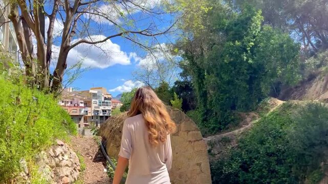 Seguimiento a mujer por sendero de la cascada Polop