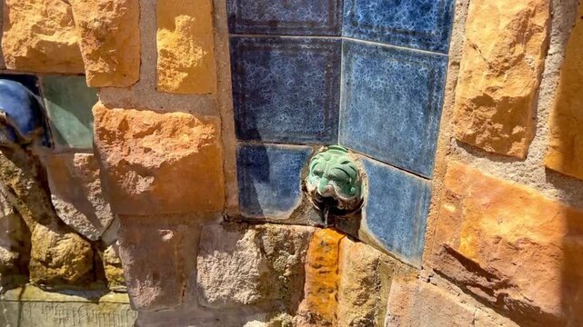 Dedo se&ntilde;alando chorros en plaza de Los Chorros Polop