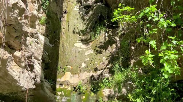 Tilt down hacia cascada y poceta en Polop