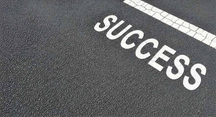 Fototapeta premium 右上の停止線とSUCCESSの文字。左側と下部に広い余白があるアスファルト道路背景。ビジネスの開始。