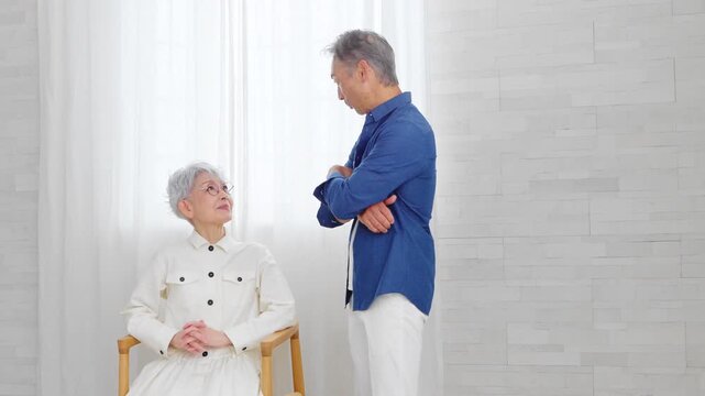 並んで立っている女性と男性　ライフスタイルイメージ	
