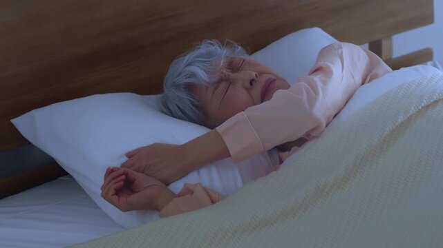 ベッドで眠るシニア女性　ライフスタイルイメージ	
