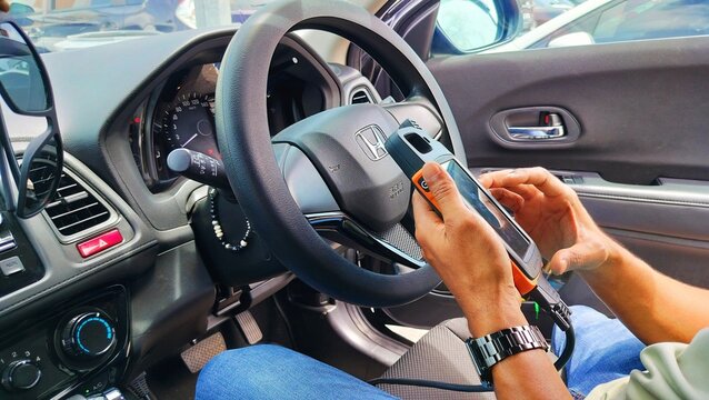 Malaysia, Kuala Terengganu 7 March 2026: Honda car replacement key setting with locksmith experts. Production of car keys, Programming of car keys and repair.