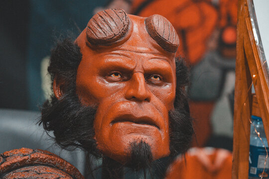 GUAYAQUIL, ECUADOR &ndash; 06 AGO 2023: M&aacute;scara artesanal inspirada en Hellboy creada por un artista y exhibida en su stand durante una convenci&oacute;n de cultura pop Comic Con