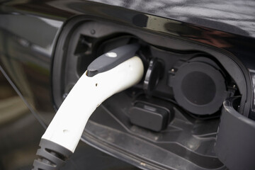 電気自動車を充電するEV充電プラグ