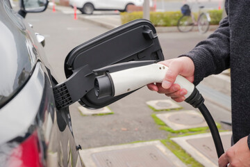 EV充電プラグを接続するドライバーの手元