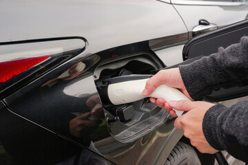 EV充電プラグを接続するドライバーの手元