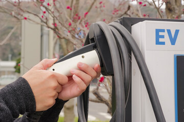 EV充電プラグを接続するドライバーの手元