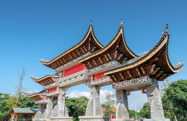 Obraz premium The entrance archway to Mengzi Rice Noodle Town, Yunnan, China.