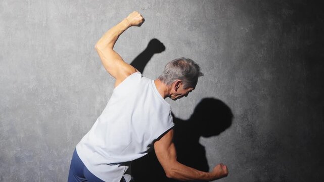 トレーニングウェア姿のシニア男性　スポーツイメージ