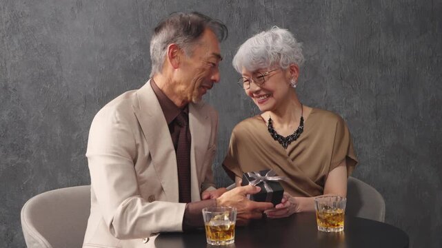 女性に指輪を渡す男性　ライフスタイルイメージ	
