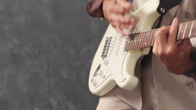 ギターを弾くシニア男性　ライフスタイルイメージ