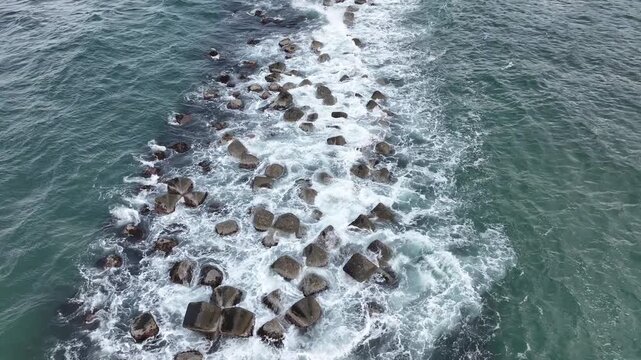 日本の富山湾沿岸で見つけた波に削られて水没しそうな離岸堤