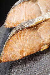 新鮮な鮭の塩焼き 網焼き 秋鮭の切り身 和食の朝食イメージ 