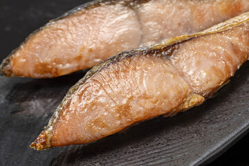 新鮮な鮭の塩焼き 網焼き 秋鮭の切り身 和食の朝食イメージ 