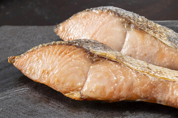 新鮮な鮭の塩焼き 網焼き 秋鮭の切り身 和食の朝食イメージ 