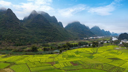 Obraz premium There are karst landforms, mountains, and pastoral scenery in Yangshuo, Guilin, China