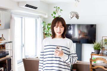 スマートフォンを見る女性 © Zoey106