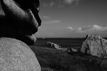 Texture de rochers au soleil en noir et blanc à Kerlouan dans le Finistère en Bretagne © Pause Papote