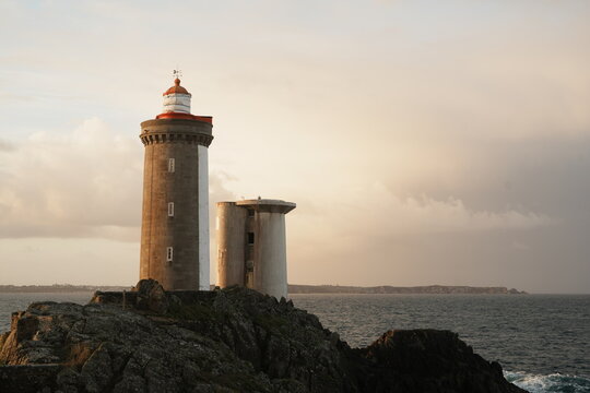 Phare du Petit Minou au lev&eacute; de soleil &agrave; Plouzan&eacute;, dans la rade de Brest, dans le Finist&egrave;re en Bretagne, France