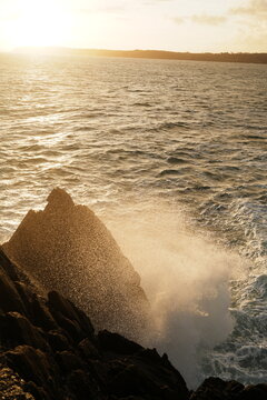 Ecume sur les rochers au Phare du Petit Minou au lev&eacute; de soleil &agrave; Plouzan&eacute;, dans la rade de Brest, dans le Finist&egrave;re en Bretagne, France