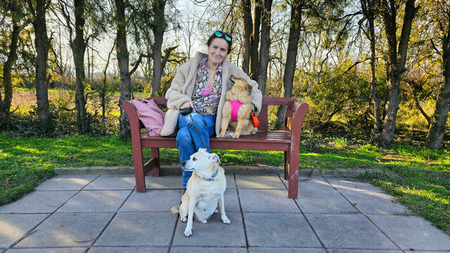 Frau mit ihren Hunden im Fr&uuml;hling 