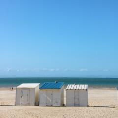 cabines de plage blanches sur la plage de sable de Calais devant la Manche sur la C&ocirc;te d'Opale en &eacute;t&eacute; dans le Pas-de-de-calais, r&eacute;gion hauts de France, vacances et &eacute;vasion	