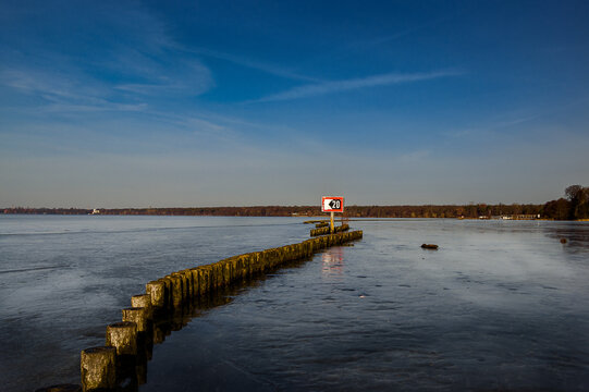 Bunen auf dem Zugefrorenen M&uuml;ggelsee.