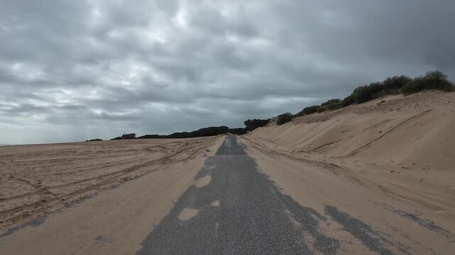 Circulando por la duna de Valdevaqueros en un d&iacute;a gris y lluvioso, Espa&ntilde;a