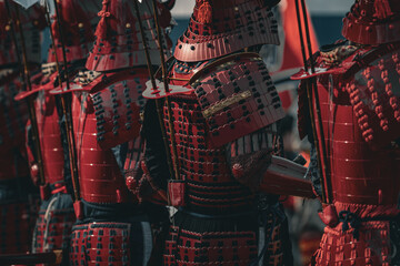 朱色の鎧を着た人物