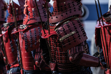 朱色の鎧を着た人物