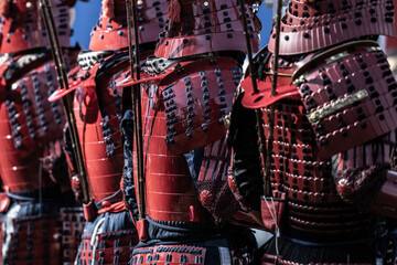 朱色の鎧を着た人物