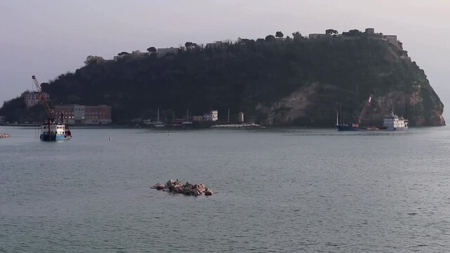 Bagnoli - Chiatte con gru per il posizionamento di scogliere artificiali