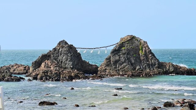 桜井二見ヶ浦の海上に佇む夫婦岩の絶景風景
「縁結びの神様として知られる御神体、神秘的な夫婦岩の風景。」
福岡県糸島市「桜井二見ヶ浦 夫婦岩」
The breathtaking view of the Meoto Iwa Rocks standing tall above the waters of Sakurai Futamigaura.