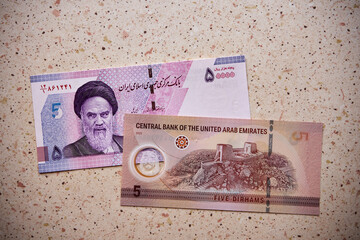 Dirham Zjednoczonych Emiratów Arabskich i rial irański, banknoty © Marcin Łazarczyk