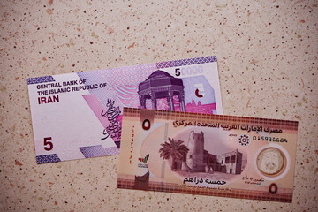 Dirham Zjednoczonych Emiratów Arabskich i rial irański, banknoty © Marcin Łazarczyk