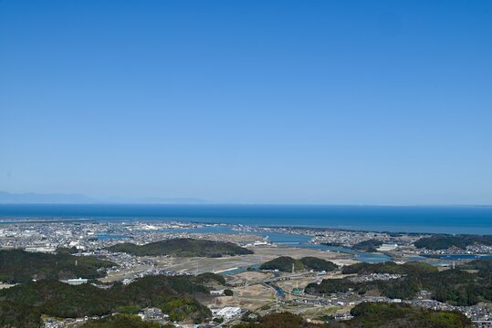 朝熊山スカイライン展望台から望む伊勢湾と市街地のパノラマ風景
Panoramic view of Ise Bay and cityscape from Mt. Asama Skyline Observatory