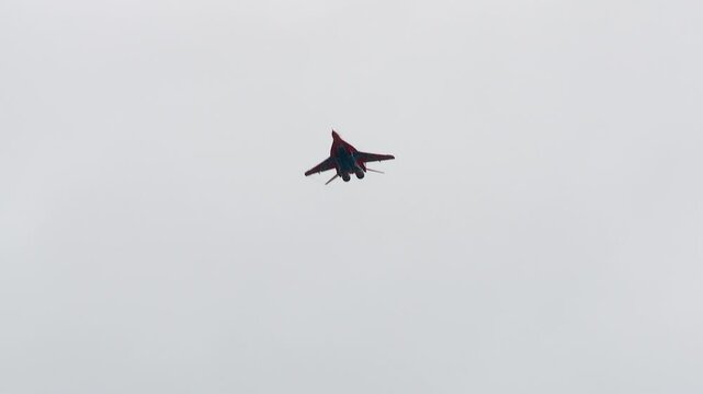 The Strizhi aerobatic team performs aerobatic maneuvers on MiG-29s against the backdrop of a gray autumn sky