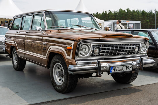 GERMANY, LINTHE - JUNE 08, 2025: Luxury full-size SUV Jeep Wagoneer, 1975. Die oldtimer show.