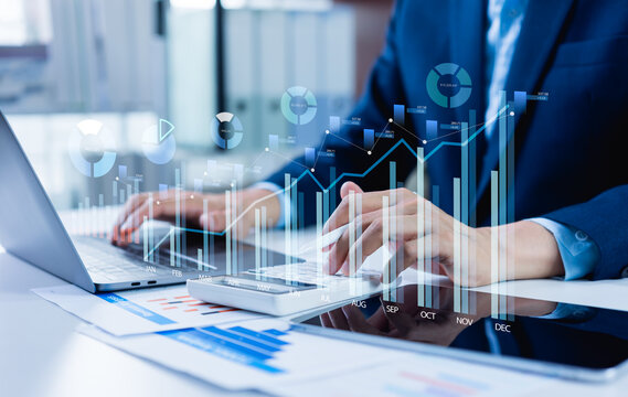 Financial analyst using ERP dashboard to integrate accounting data analytics and generate management reports, improving financial control, system integration and technology-driven decisions.