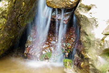 小川の小さな滝壺