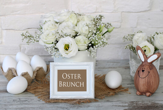 Text Osterbrunch mit Blumen und Ostereiern.