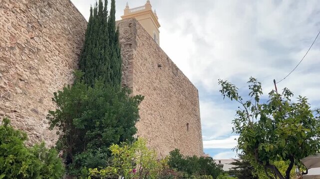 Mujer paseando por casco hist&oacute;rico de Calpe Costa Blanca