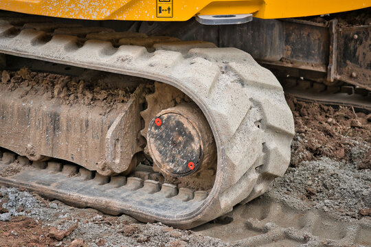 Nahaufnahme der Gummiketten eines Raupenbaggers